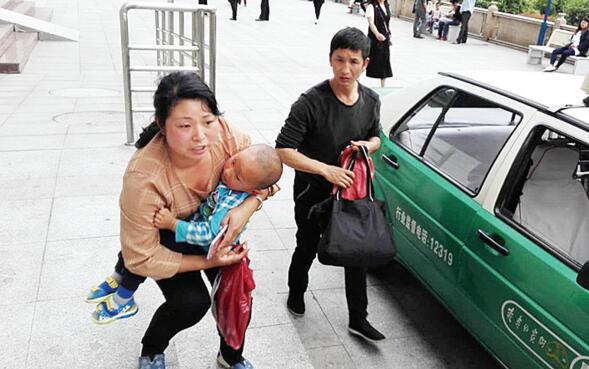 高烧幼童送医途中遇上大车流,普陀警方紧急开辟生命通道