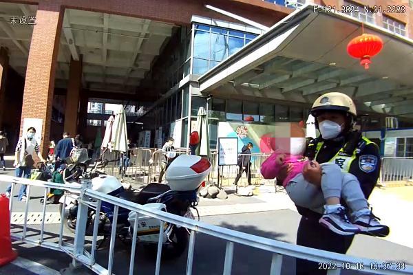 高烧幼童送医途中遇上大车流,普陀警方紧急开辟生命通道