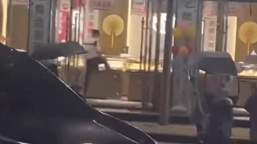 男子意图抢劫金店被喝止后逃离，广东警方：已刑拘