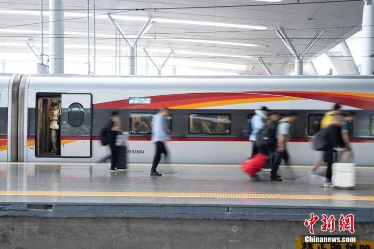 中国铁路6日迎国庆黄金周返程客流高峰