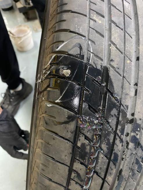 多车返程高速上轮胎被扎钉子,官方回应