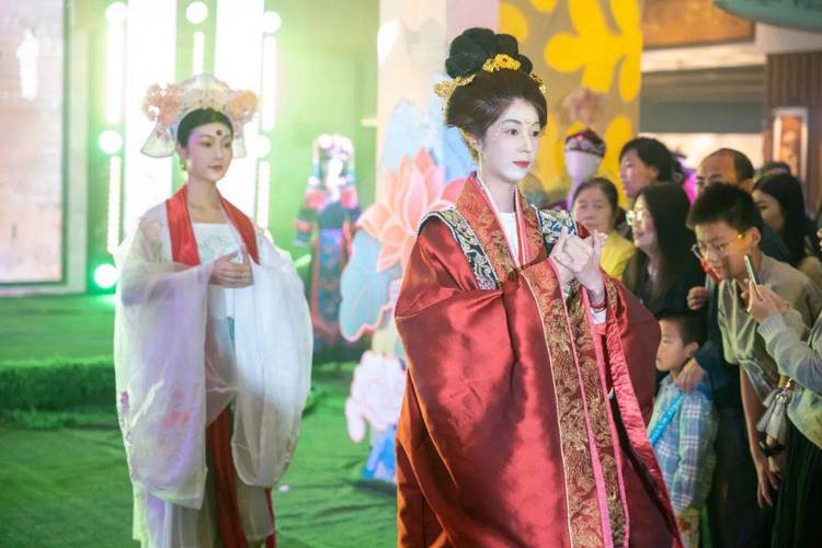 博物馆里“探访古今” 国庆文博游成“新宠”