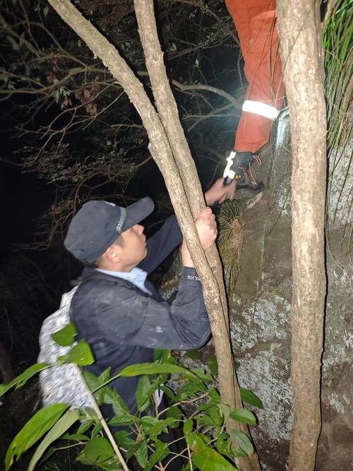 在山崖边,民警终于找到了他们