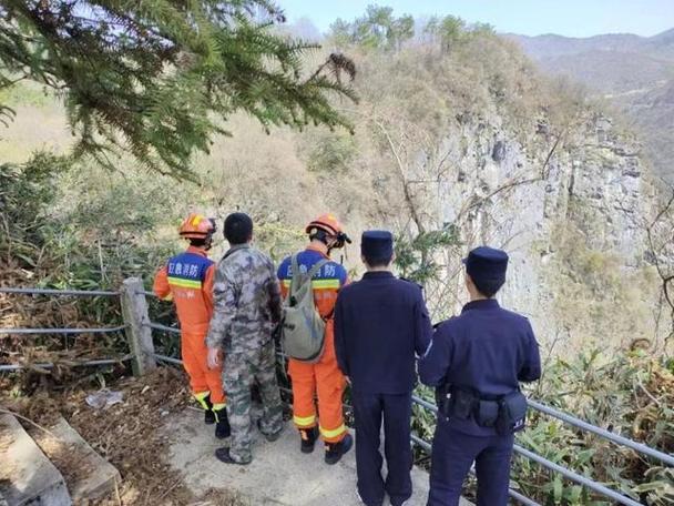 在山崖边,民警终于找到了他们
