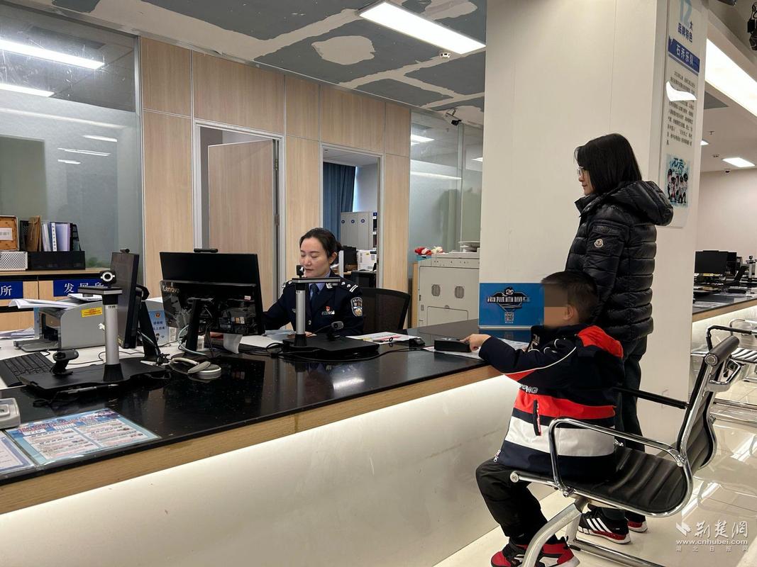 武汉硚口公安开展户政业务延时服务,国庆假期首日市民落户新址