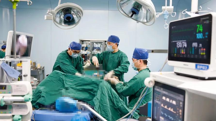 江苏南通一仓库发生火灾 1人因骨折送医治疗