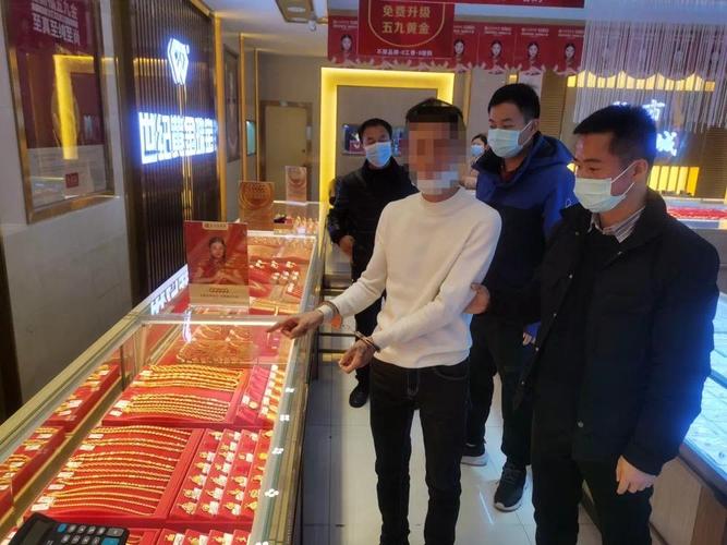 广东警方:一男子意图抢劫黄金店被刑拘