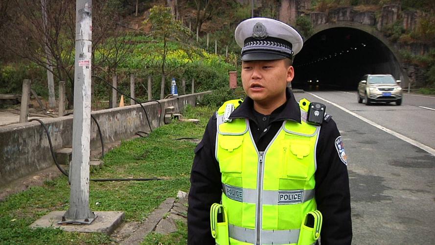车辆“趴窝”武汉东湖隧道,交警及时救助