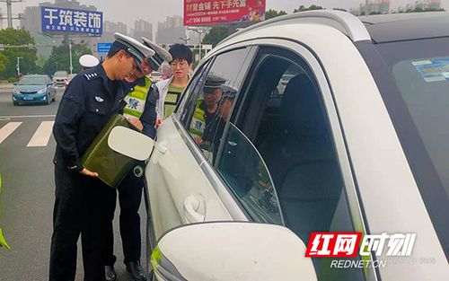 车辆“趴窝”武汉东湖隧道,交警及时救助
