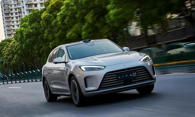 赛力斯1-9月新能源汽车销量超31万辆,问界M9迎10万辆下线丨新经济观察