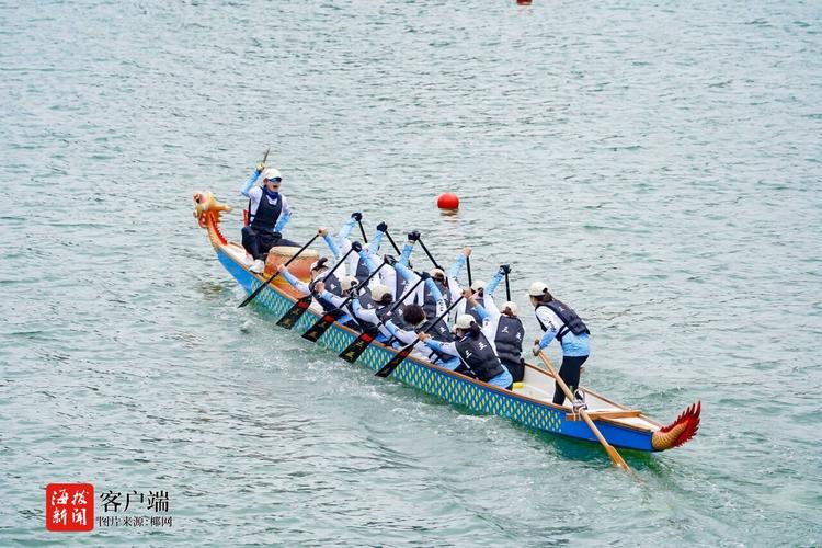 海南:多民族小伙“同舟共济”备赛少数民族传统体育运动会