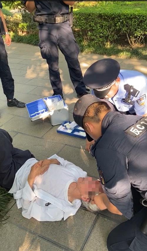 有“警”无险!武汉青山公安恩施街步巡队及时救助醉酒老人