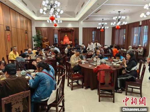 沪人吃“长寿面”结伴过重阳
