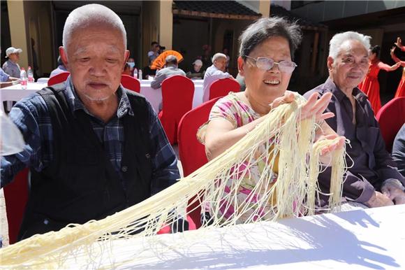 沪人吃“长寿面”结伴过重阳