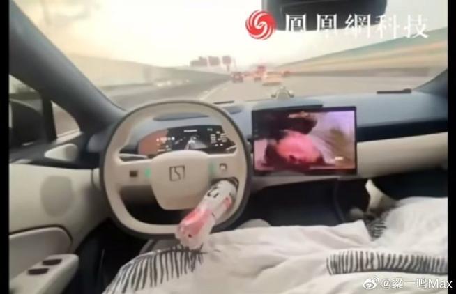 高速行驶途中驾驶员“盖被睡觉”引争议 智能驾驶不能忽视安全