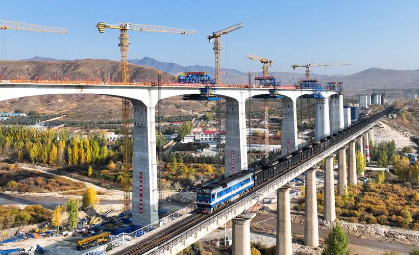 广西玉岑铁路最大跨度连续梁成功合龙