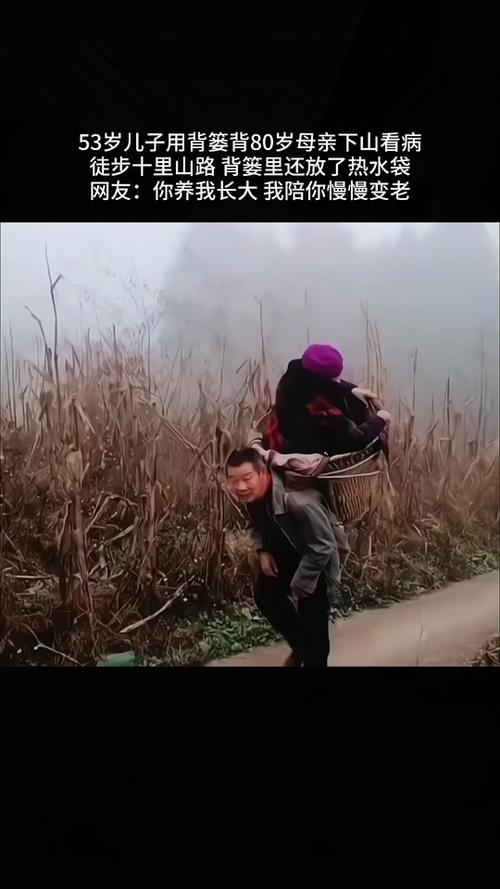 背篓里的小娃娃回家了,母亲激动诉说:此生最大心愿就是看到三兄弟团聚