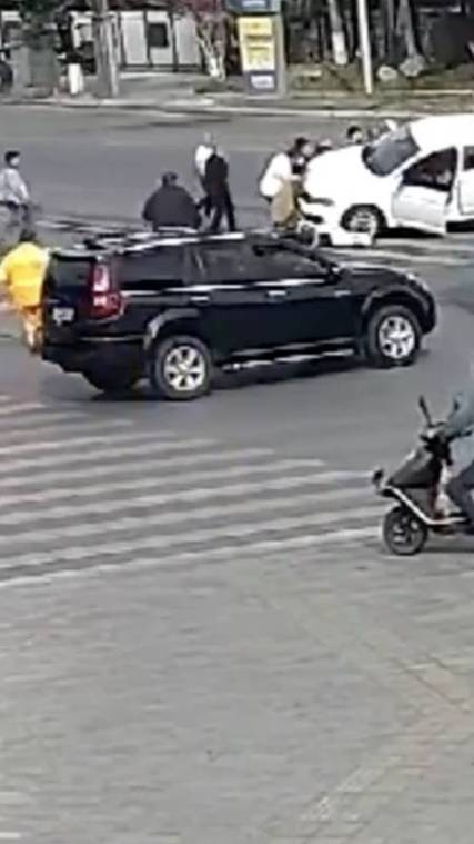 电瓶车被卷入车底,一场惊心动魄的救援在黄浦上演!