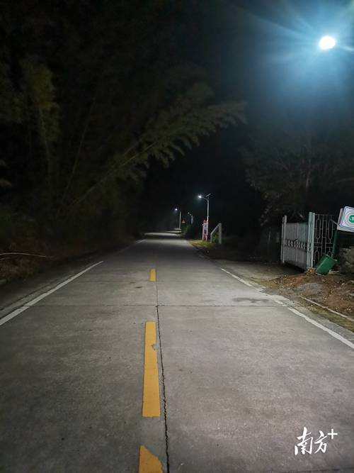 晚上变成“路灯”的智能充电桩,点亮居民“心愿”