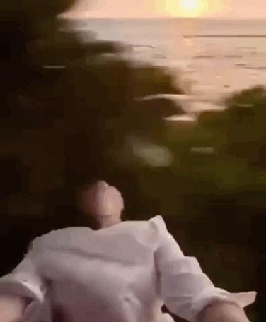 女子拍照,从火车意外摔落!使馆提醒→
