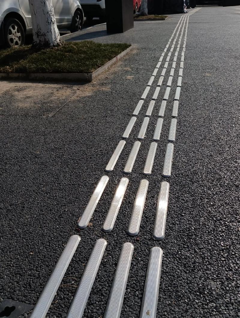 “不锈钢盲道”折射城市规划盲点