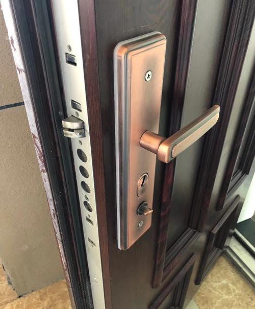 防盗门卡住故障修复