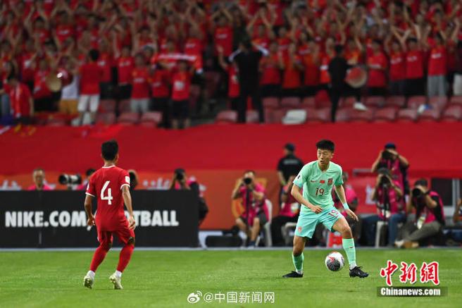 直击-海口冬训第2日 国足上量一天两练 蹇韬受伤缺席训练