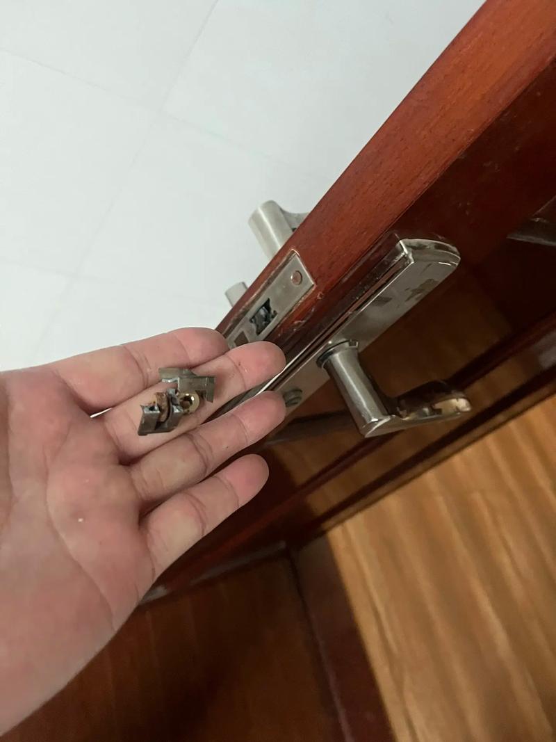 防盗门自动反锁故障