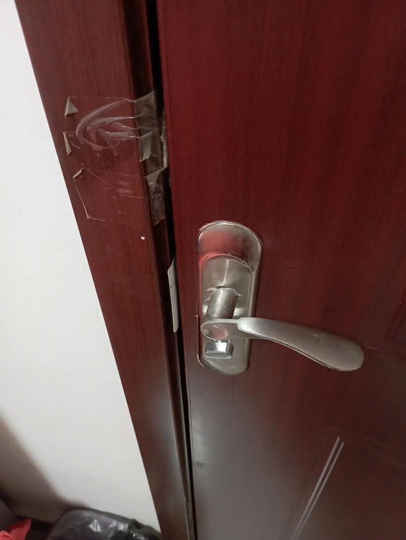 防盗门小门锁故障,该如何排查与修复?