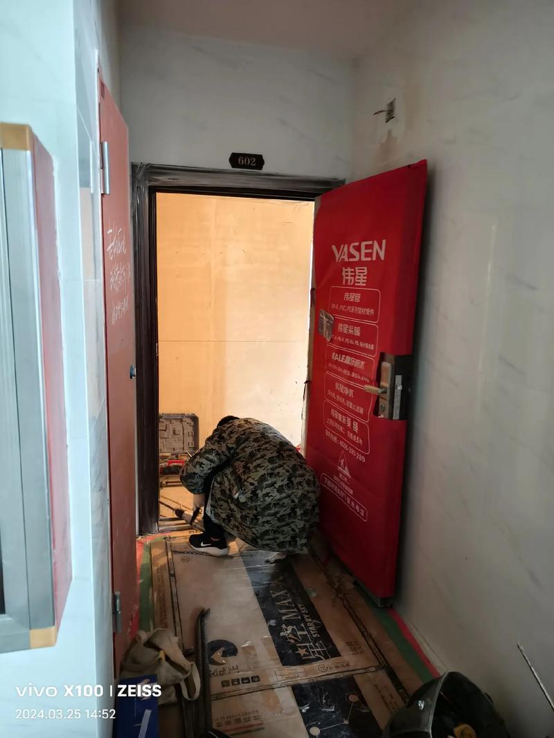 防盗门卡住故障修复