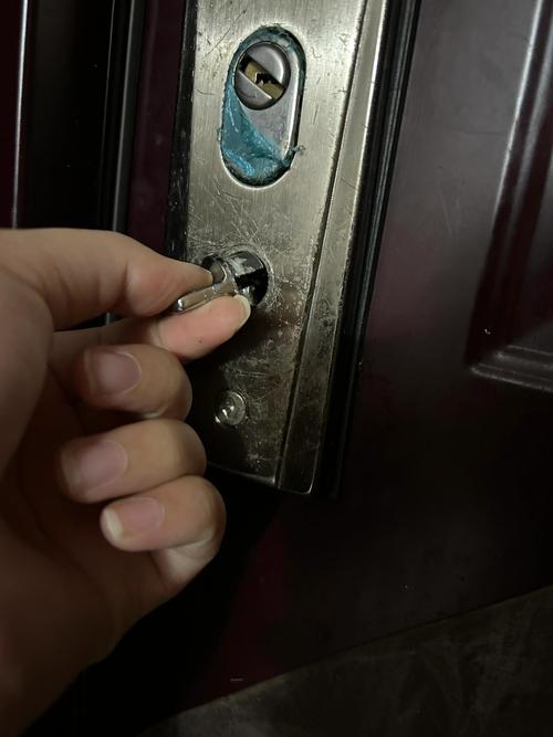 防盗门中间单锁故障,该如何排查与修复?