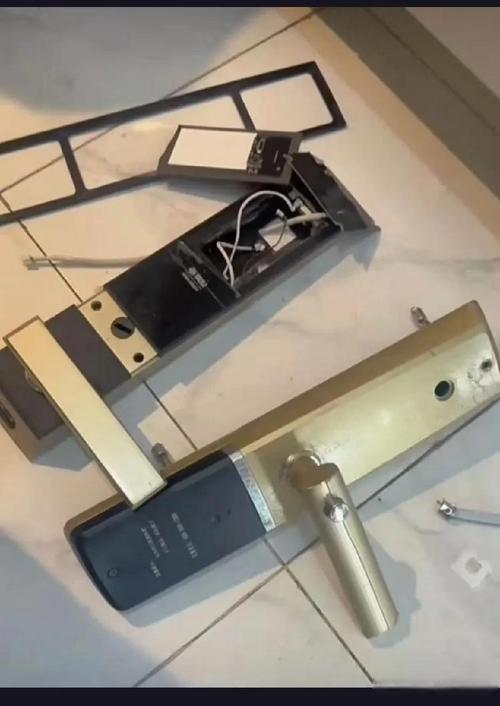 防盗门通气窗锁故障
